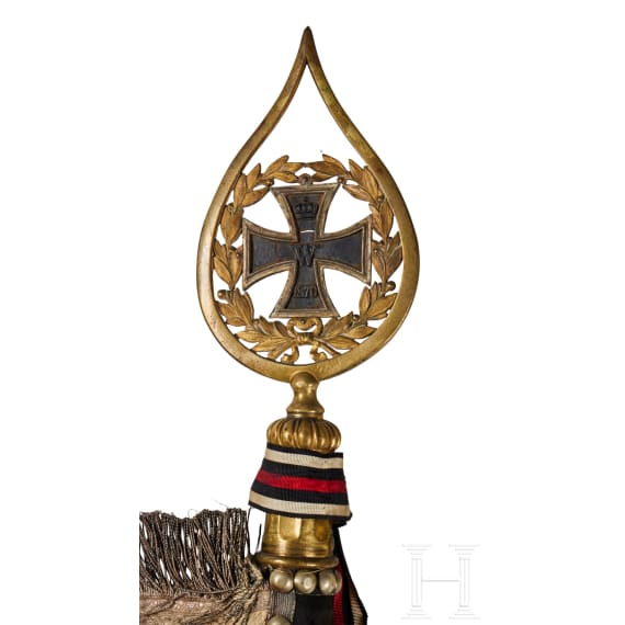 Standarte mit Fahnenspitze und -stange des 2. Leib-Husaren-Regiments &bdquo;K&ouml;nigin Viktoria von Preu&szlig;en&ldquo; Nr. 2