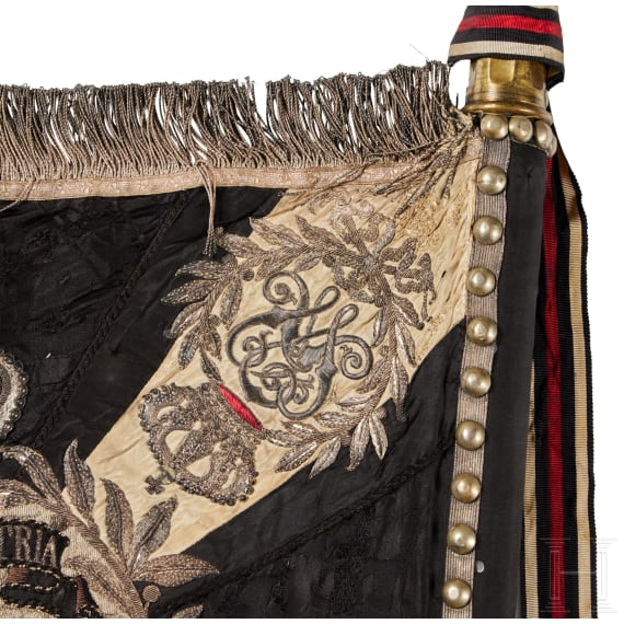 Standarte mit Fahnenspitze und -stange des 2. Leib-Husaren-Regiments &bdquo;K&ouml;nigin Viktoria von Preu&szlig;en&ldquo; Nr. 2
