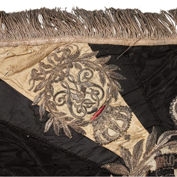 Standarte mit Fahnenspitze und -stange des 2. Leib-Husaren-Regiments &bdquo;K&ouml;nigin Viktoria von Preu&szlig;en&ldquo; Nr. 2