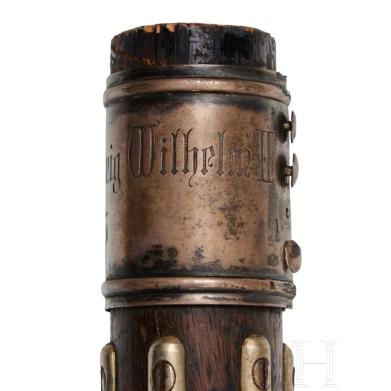 Standarte mit Fahnenspitze und -stange des 2. Leib-Husaren-Regiments &bdquo;K&ouml;nigin Viktoria von Preu&szlig;en&ldquo; Nr. 2