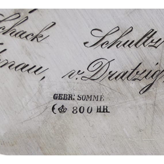 Silberner Geschenkteller des 2. Leib-Husaren-Regiments zum Abschied f&uuml;r Rittmeister De Ball 1889