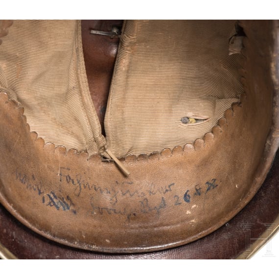 Helm f&uuml;r Mannschaften im Dragoner-Regiment K&ouml;nig (2. W&uuml;rttembergisches) Nr. 26 mit Paradebusch