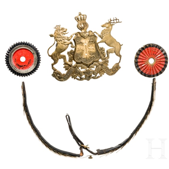Kleine Sammlung Helmembleme und Ersatzteile, um 1900