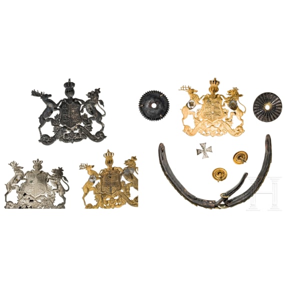 Kleine Sammlung Helmembleme und Ersatzteile, um 1900