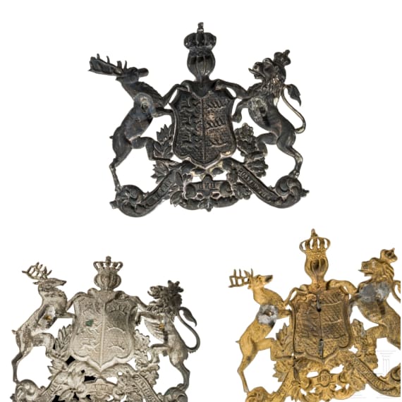 Kleine Sammlung Helmembleme und Ersatzteile, um 1900
