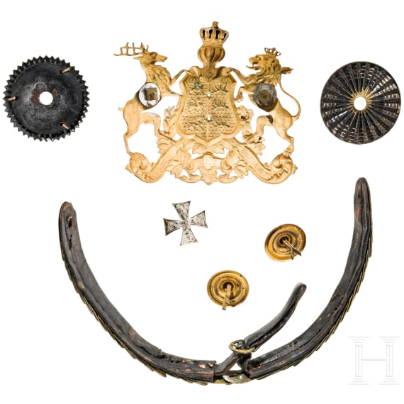 Kleine Sammlung Helmembleme und Ersatzteile, um 1900