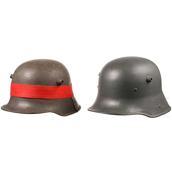Zwei deutsche Stahlhelme