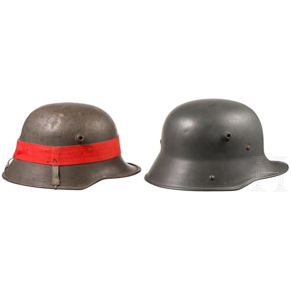 Zwei deutsche Stahlhelme