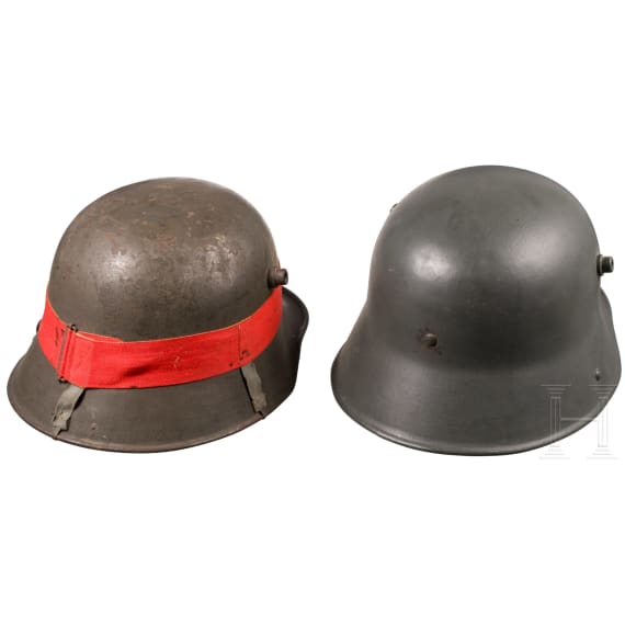 Zwei deutsche Stahlhelme