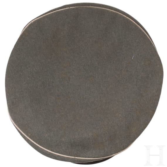 A field-grey visor cap for reserve officers of the Cuirassiers