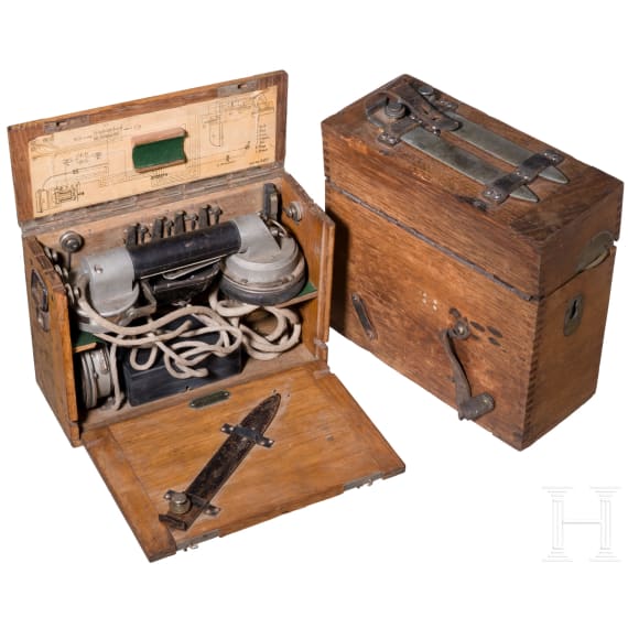 Zwei Feldtelefone und zwei Holzk&auml;sten