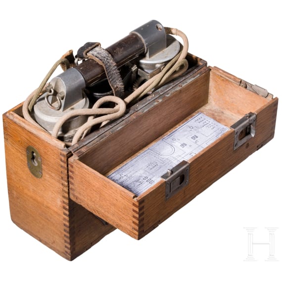 Zwei Feldtelefone und zwei Holzk&auml;sten
