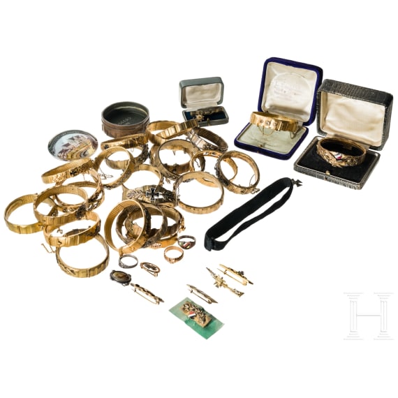 Sammlung patriotischer Schmuck - Armreifen, Ringe, Anstecker