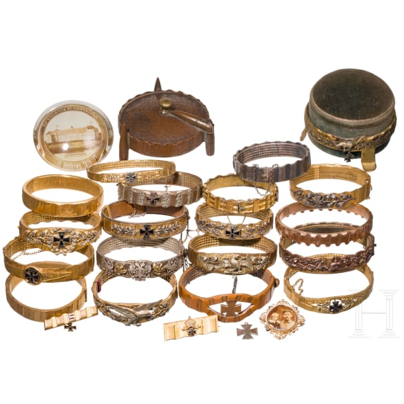 Sammlung patriotischer Schmuck - Armreifen, Anstecker
