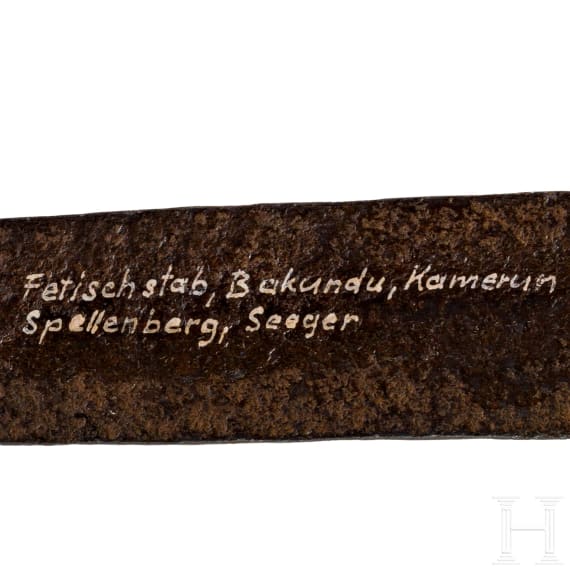 Fetischstab der Bakundu in Kamerun und Springbock-Troph&auml;e aus Deutsch-S&uuml;dwestafrika