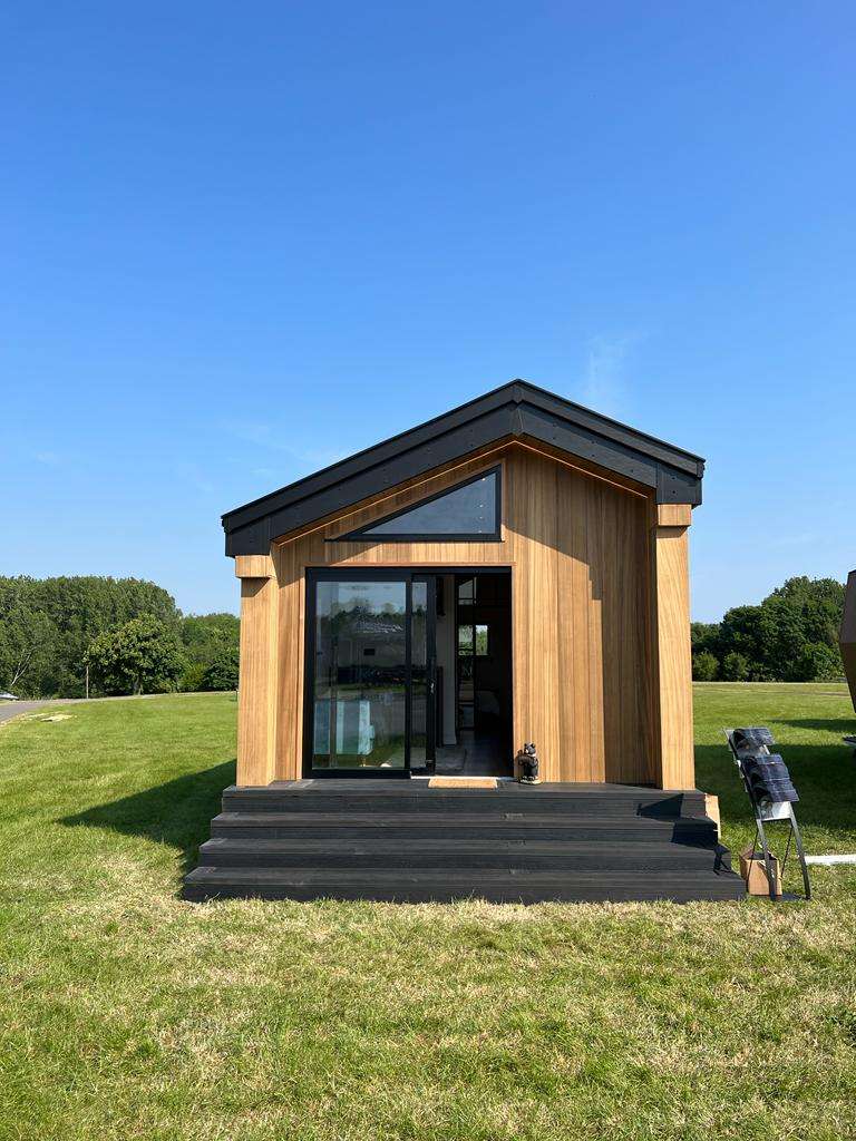 New Ex-Showroom 9.5m x 4m Luxury 1-Bedroom Lodge with Kitchen, Lounge & Bedroom | Shipping Available