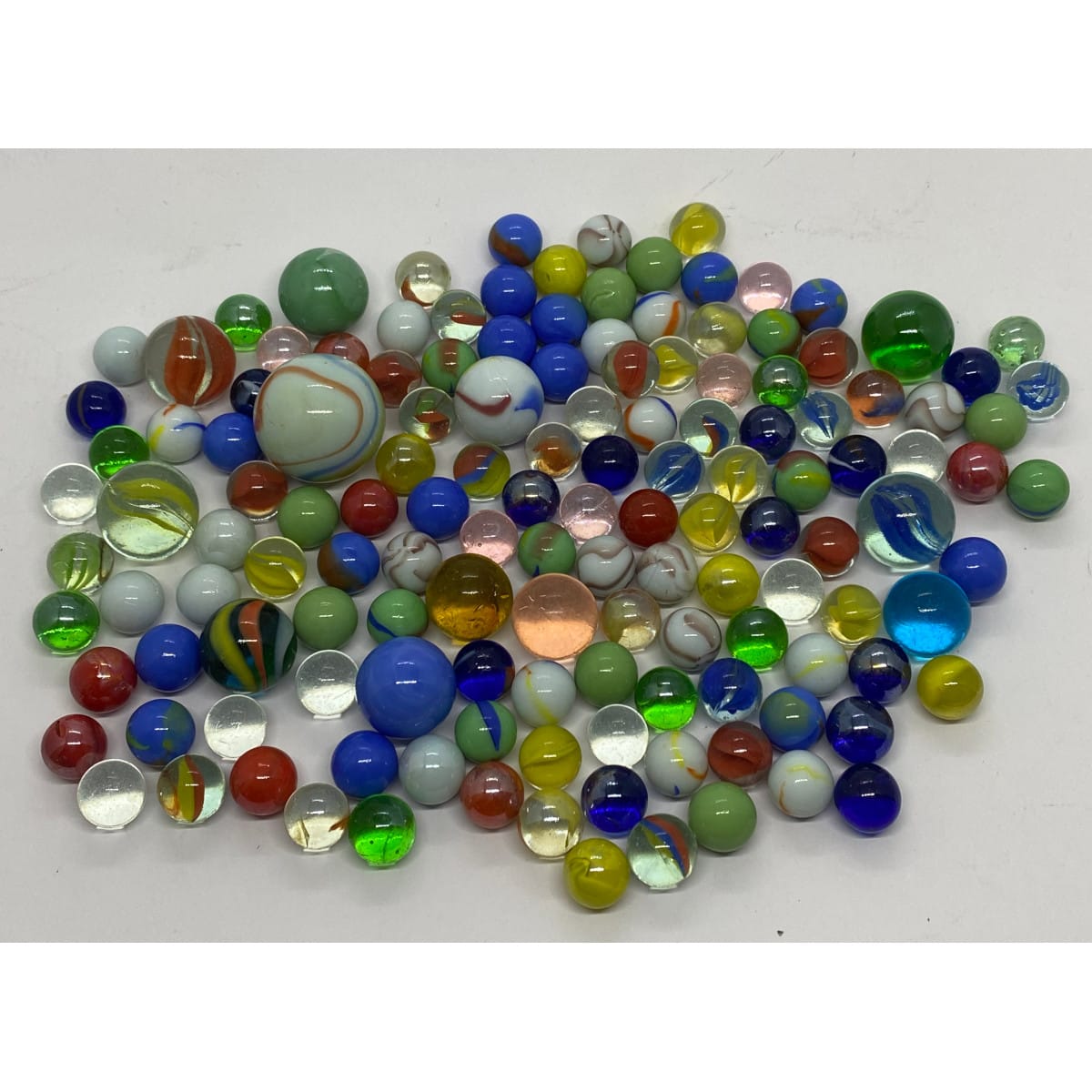 Marbles. A container of mixed marbles. Mostly modern. 940 grams in weight!