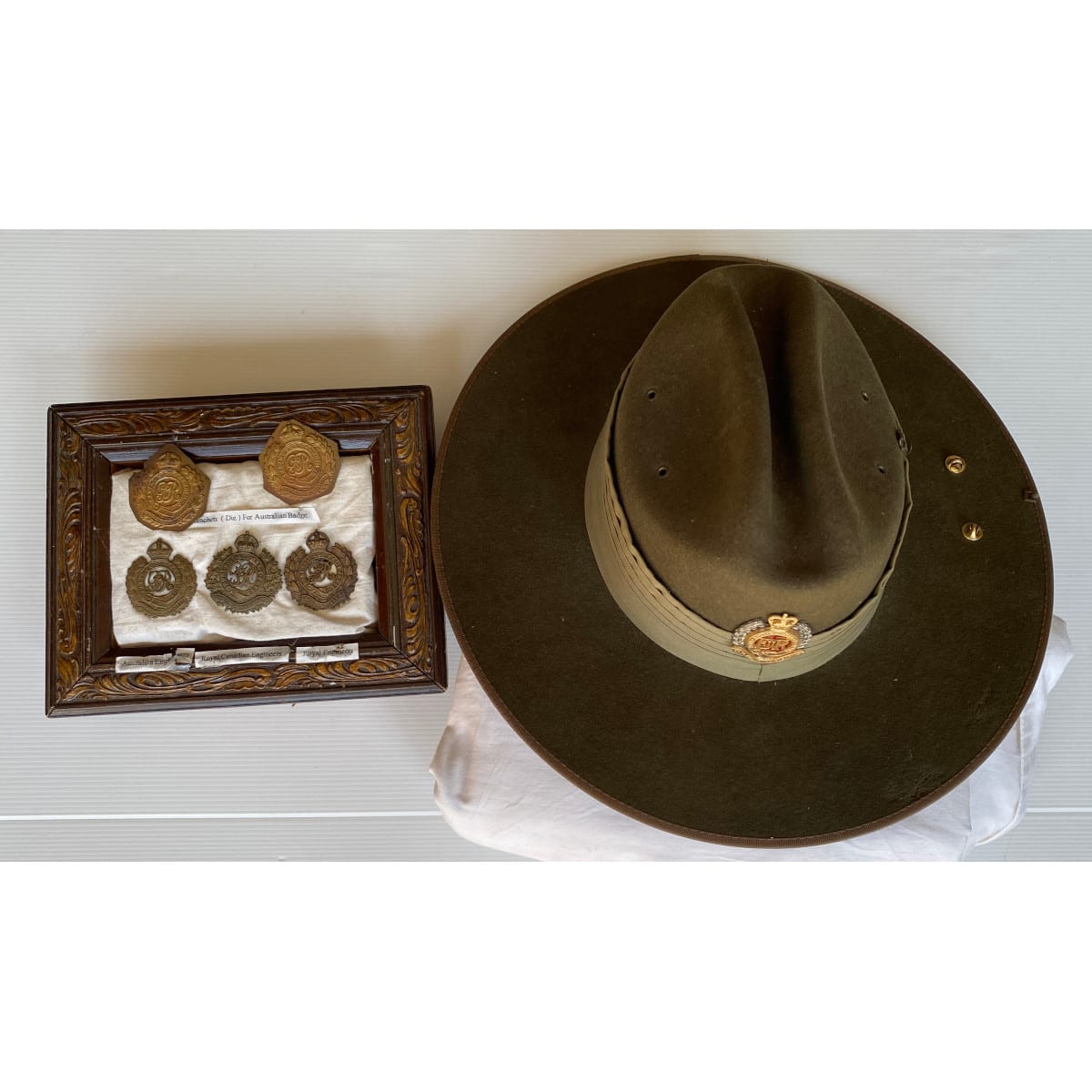 Militaria: Slouch Hat including Rising Sun and Royal Australian Engineers Badge. Plus little frame with Australian, Canadian & Royal Engineers badges and two planchets.