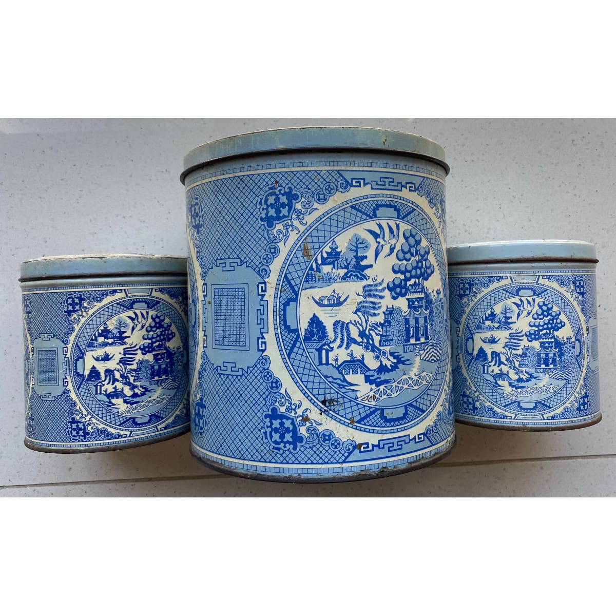 3 Willow, Made in Australia, Willow Pattern tins. 1 Large and 2 Small.