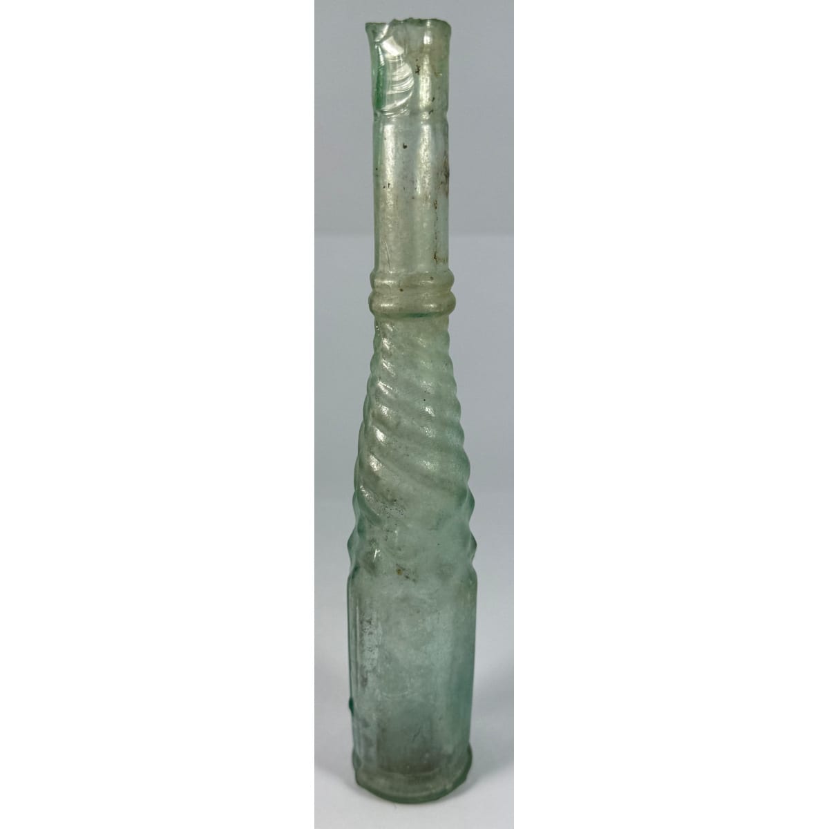 Small shear lip whirly salad oil. Shear lip and about 2.5 oz. 189 mm.