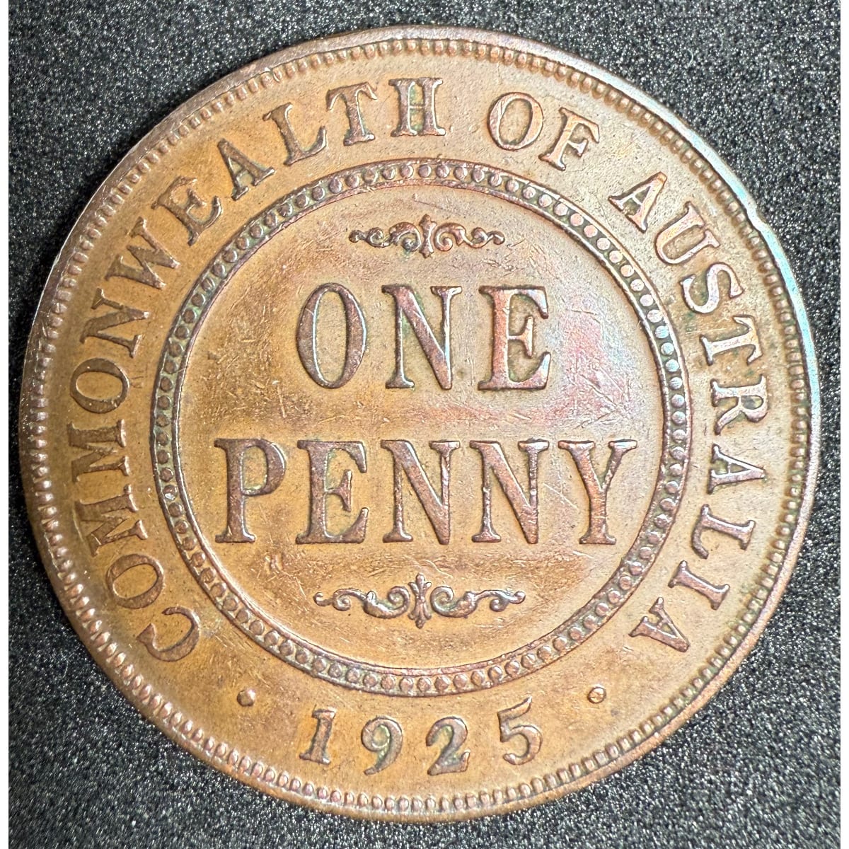 Coin. Australian 1925 Penny. London Die with second O of Commonwealth having a small mark at the bottom looking a bit like a Q.