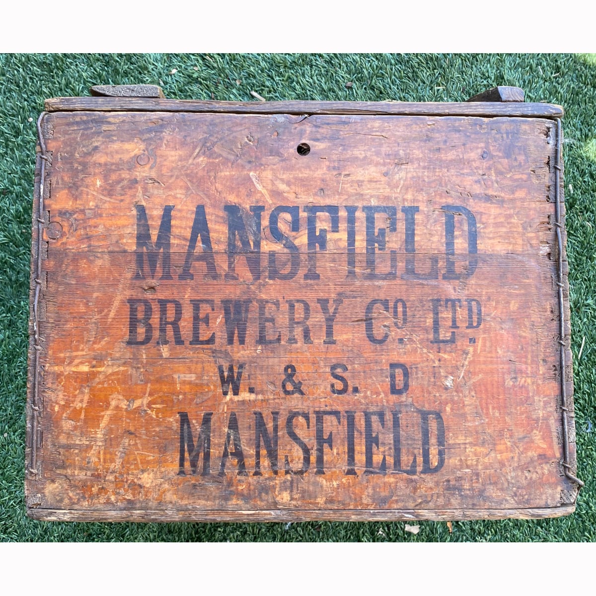 Wooden lidded Box. Mansfield Brewery Co Ltd. Foxon & Robinson Makers Sheffield. 5 shilling deposit card. (UK)