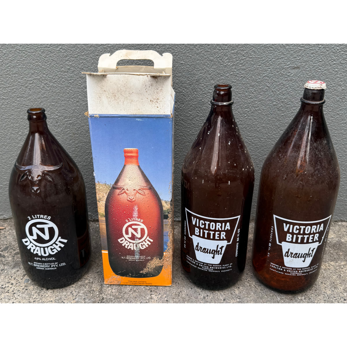4 Darwin Stubbies: 2 x Buffalo Head embossed NT Draught. One with box; 2 x Victoria Bitter Draught. Carlton & United Breweries Darwin. (Northern Territory) (Not for post. Arrangements will have to be made by winning bidder for pickup or courier delivery)