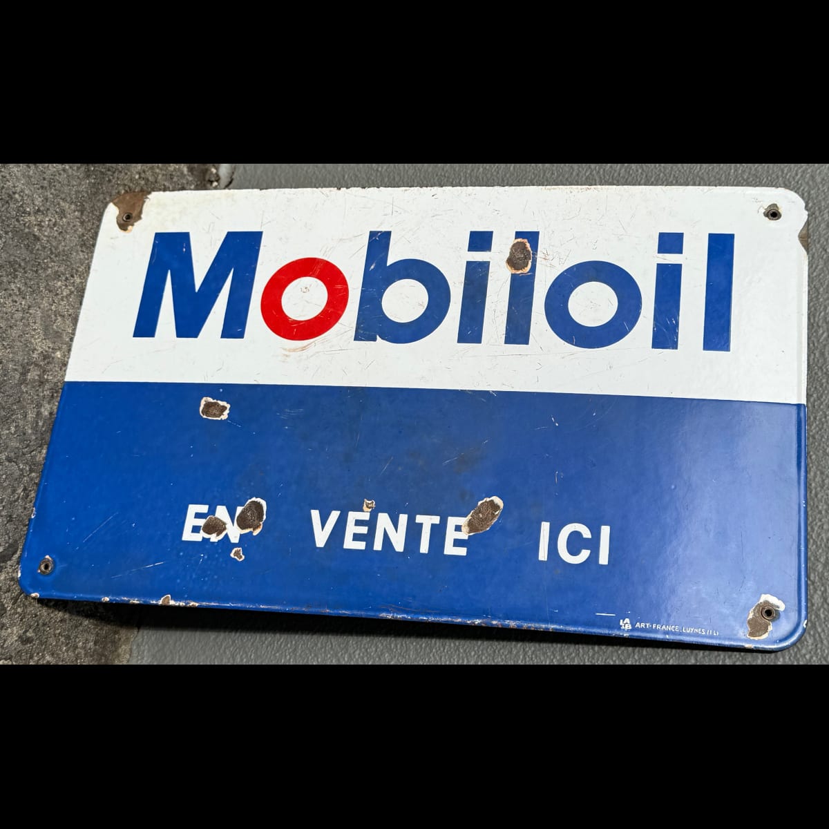 Enamel Sign. Mobiloil. French. En Vente Ici (On Sale Here). Art France Luynes.