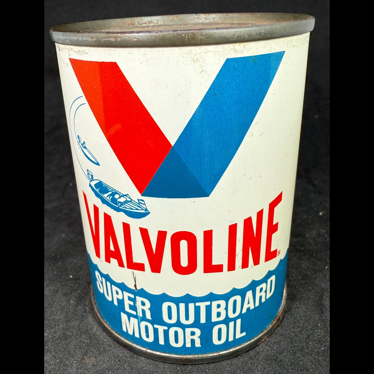 Round oil tin. Valvoline Super Outboard Motor Oil. Valvoline Oil Company Freedom Pennsylvania. Ashland Oil & Refining Company. 8 oz. USA. (Not for standard post due to contents. Winning bidder will have to make other arrangements to collect)