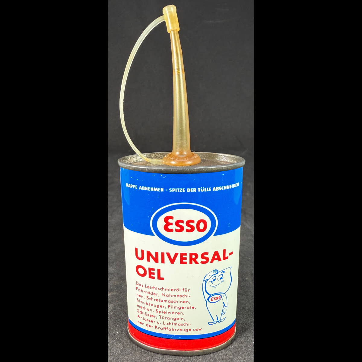 Household oil Tin Oiler. Esso Universal Oel. 90 CC. Dusseldorf. German. Drip man. (Not for standard post due to contents. Winning bidder will have to make other arrangements to collect)
