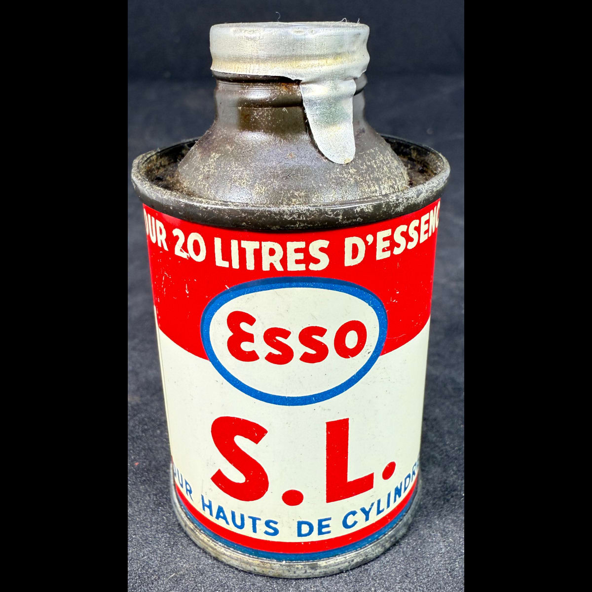 Small oil tin. Esso S. L. Upper cylinder oil. French & German. (Not for standard post due to contents. Winning bidder will have to make other arrangements to collect)