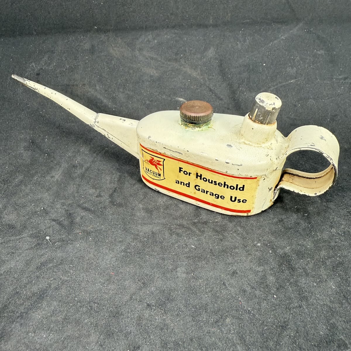 Metal Oiler. Vacuum Quality Product. Mobil Handy Oil. Pegasus facing left.