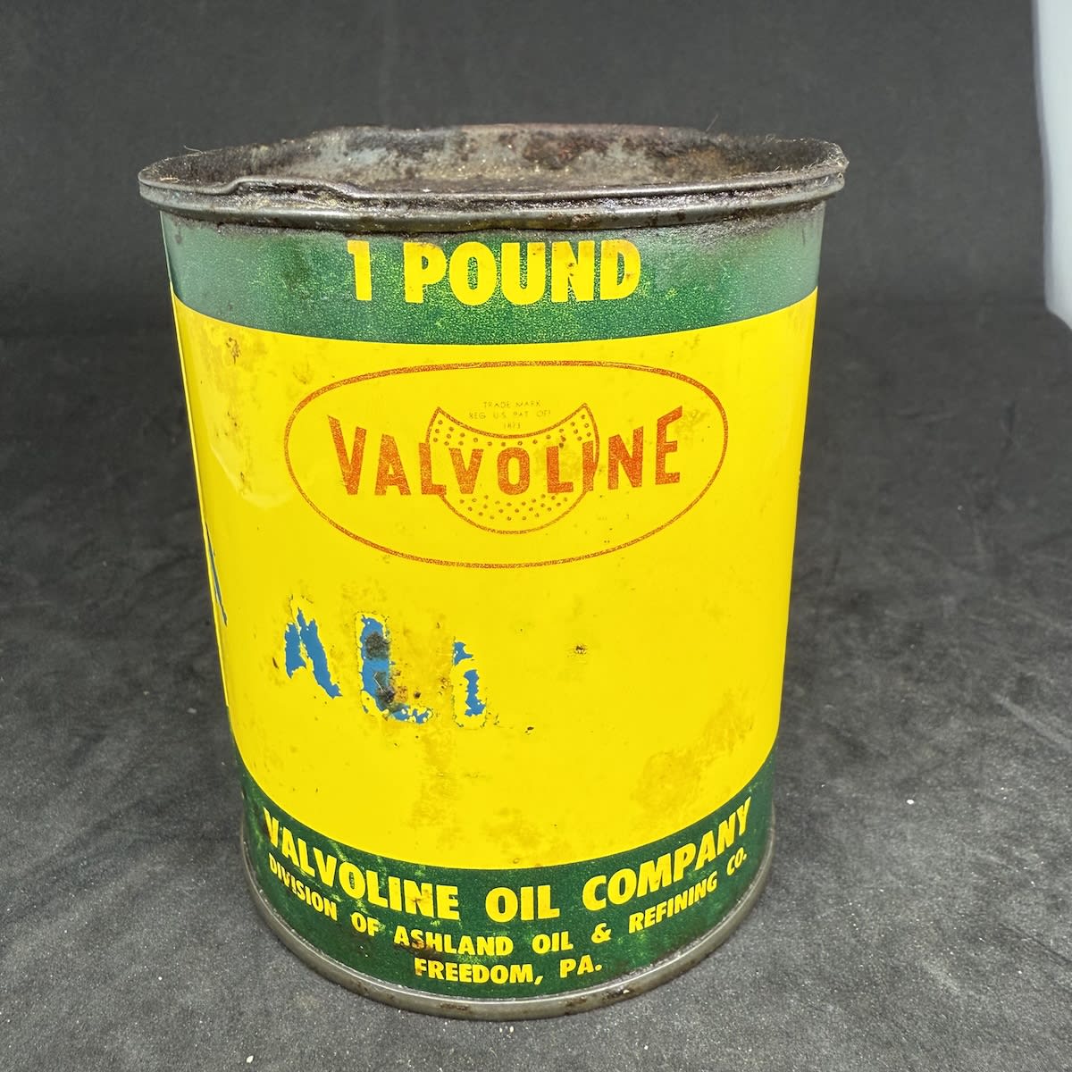 Grease Tin. Valvoline. 1 Pound. Valvoline Oil Company. Ashland Oil & Refining Co., Freedom, PA. (Not for standard post due to contents. Winning bidder will have to make other arrangements to collect)