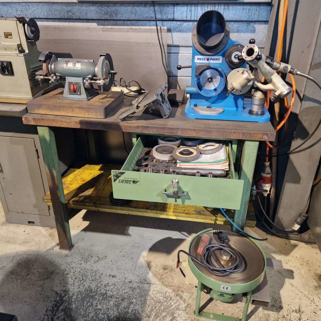 Etabli 1200x600x870 mm avec 1 tiroir et outillages.jpg