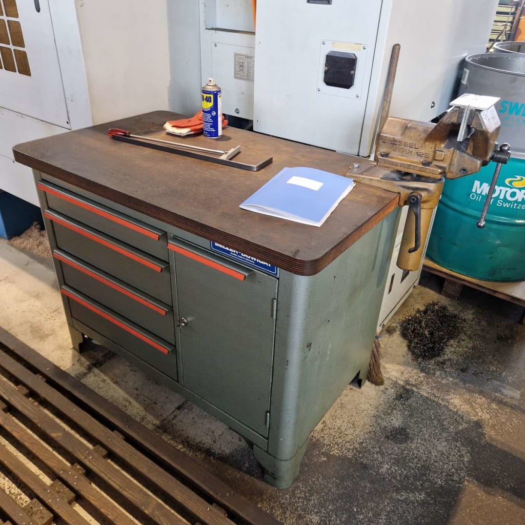 Etabli 1100x660x825 mm avec 4 tiroirs et 1 porte - Avec tour CNC MIYANO (1).jpg