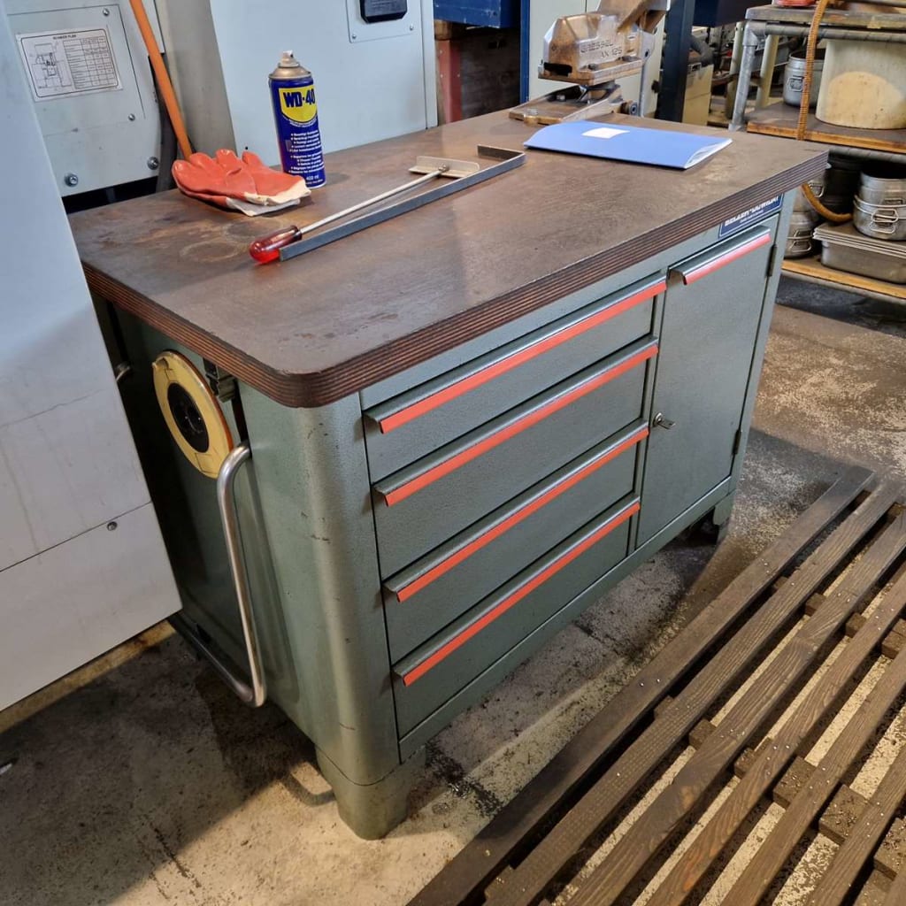 Etabli 1100x660x825 mm avec 4 tiroirs et 1 porte - Avec tour CNC MIYANO (2).jpg