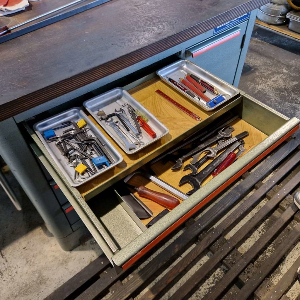 Etabli 1100x660x825 mm avec 4 tiroirs et 1 porte - Avec tour CNC MIYANO (3).jpg