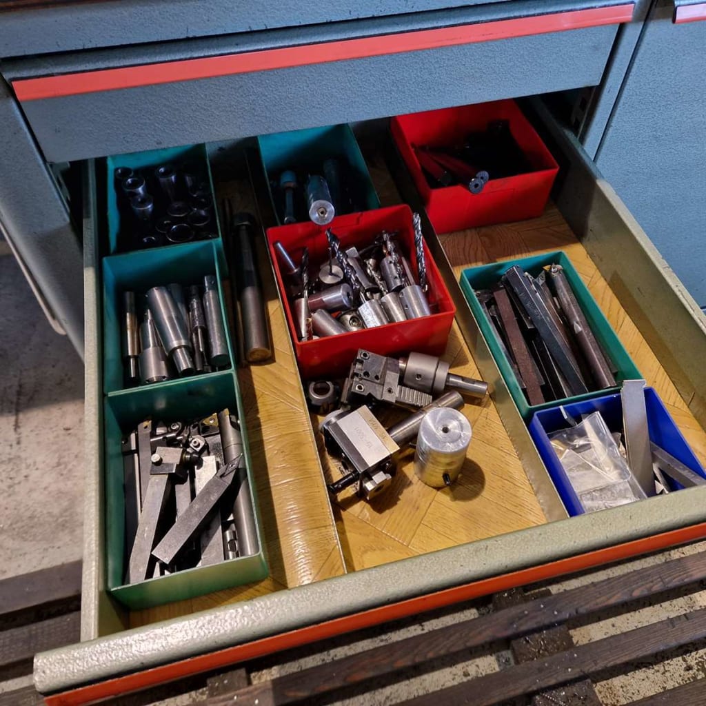 Etabli 1100x660x825 mm avec 4 tiroirs et 1 porte - Avec tour CNC MIYANO (4).jpg