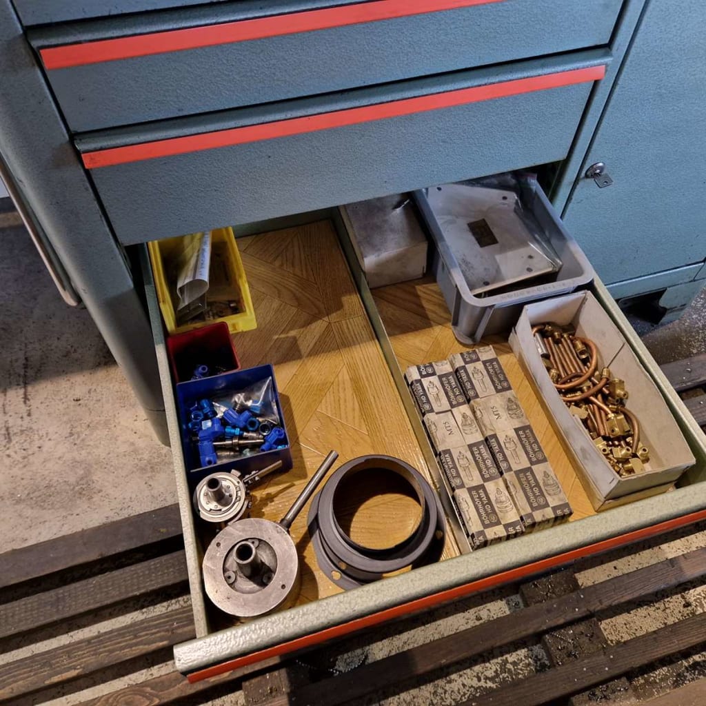 Etabli 1100x660x825 mm avec 4 tiroirs et 1 porte - Avec tour CNC MIYANO (5).jpg