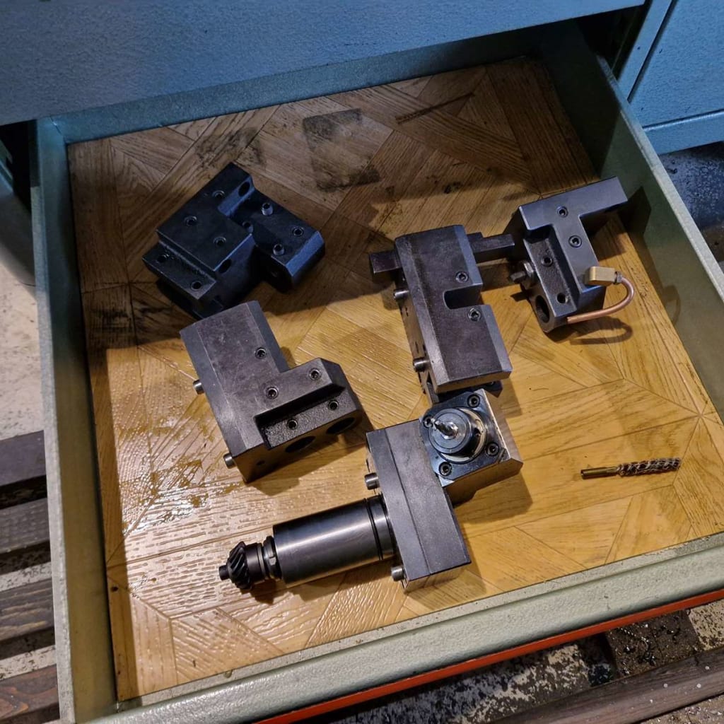 Etabli 1100x660x825 mm avec 4 tiroirs et 1 porte - Avec tour CNC MIYANO (6).jpg