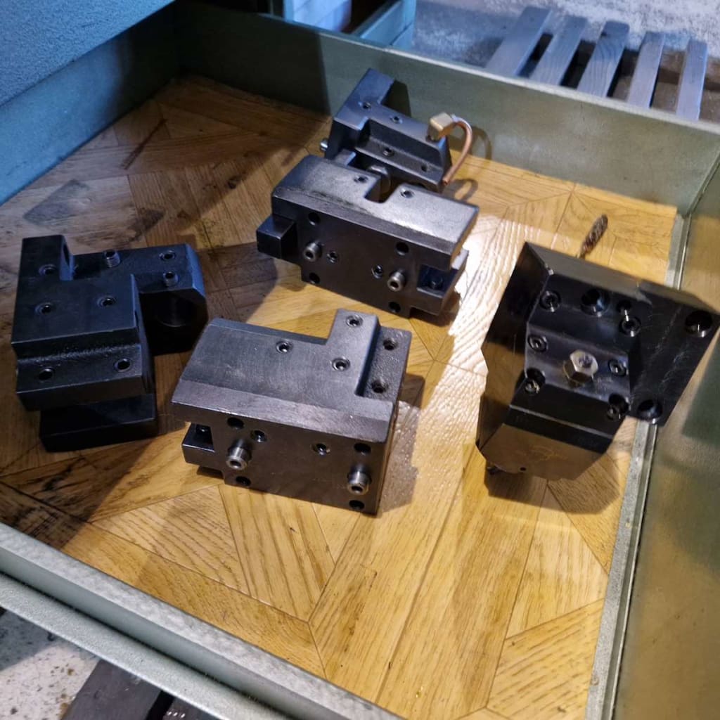 Etabli 1100x660x825 mm avec 4 tiroirs et 1 porte - Avec tour CNC MIYANO (7).jpg