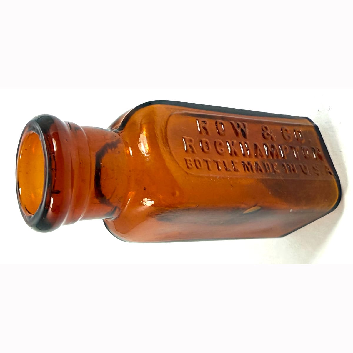 Chemist. Row & Co., Rockhampton. Amber. 1/2 oz. 66 mm. (Queensland)