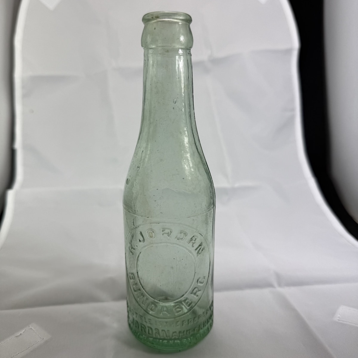 Crown Seal. R. Jordan, Bundaberg. Champagne. Aqua. 6 oz. (Queensland)