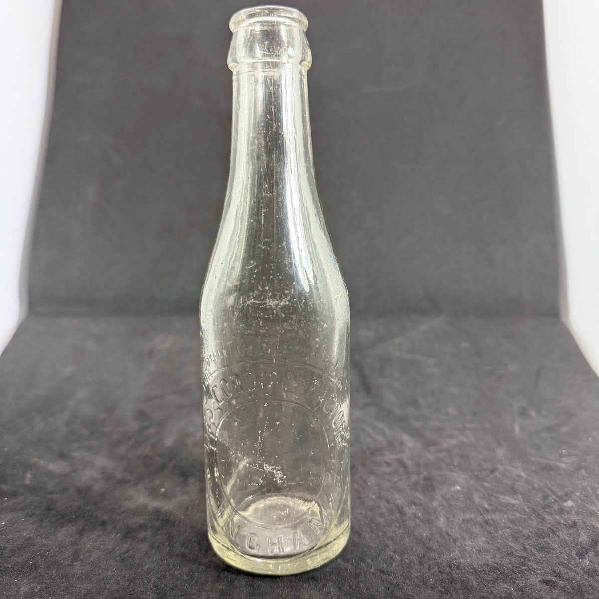 Crown Seal. Lee's Cordial Factory, Ingham. Clear. 6 oz. (Queensland)