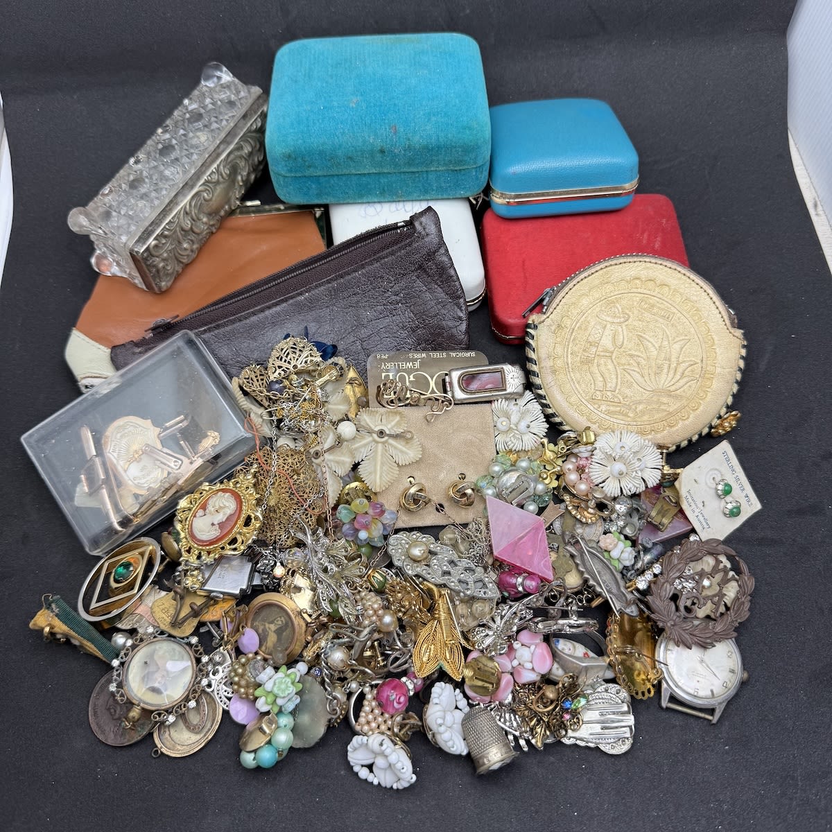 Big lot of Costume Jewellery, Brooches, Earrings, Rings, Badges, Religious ornaments, Cases, Purses.