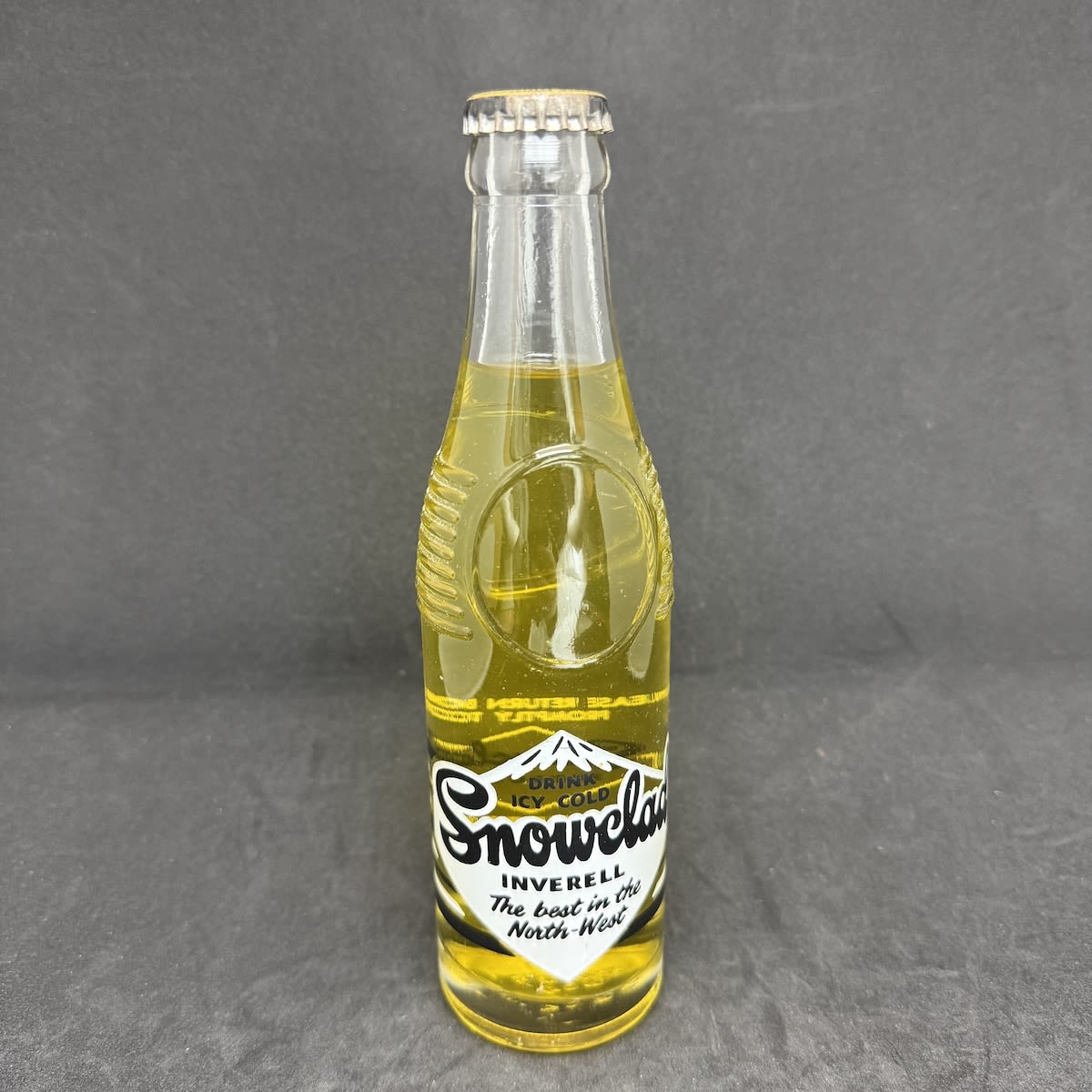 Ceramic Label Crown Seal. Snowclad Products, Inverell. 7 oz. Pineapple Flavour Cap. (New South Wales)