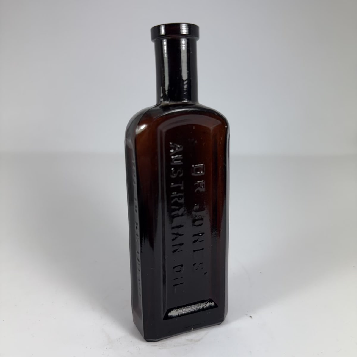 Poison. Dr. Jones Australian Oil. Amber. Not to be taken. 2 oz. 129 mm.