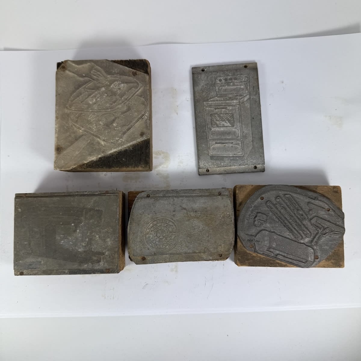 5 Medium Printers Blocks: Sewing Machine; Oven/Cooktop; Vacuum Cleaner; Electric Frypan; Radio. From a Deniliquin NSW Newspaper.