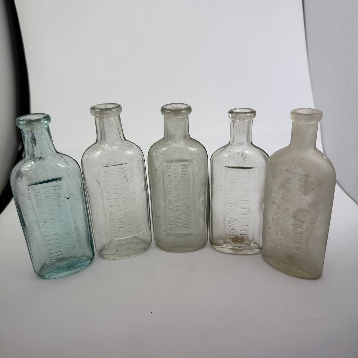 5 Bendigo Eucalyptus type bottles: 3 x Hardinge's Mallee Brand; Kyrac; H. M. Leggo & Co. (Victoria)