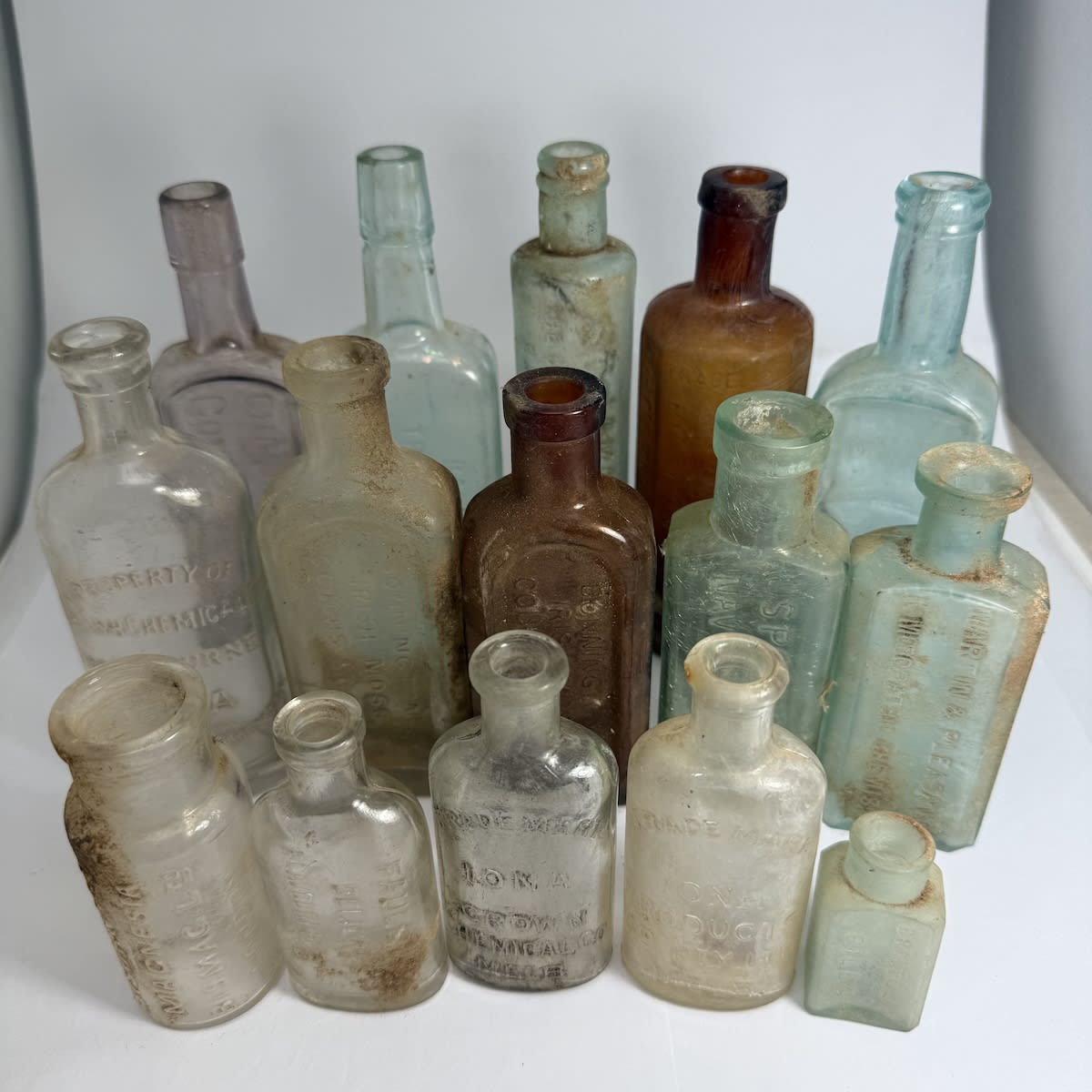 15 Cures & Medicines: Iona; Chamberlains; Davis; St Jacobs; Bonningtons; Martin & Pleasance and more.